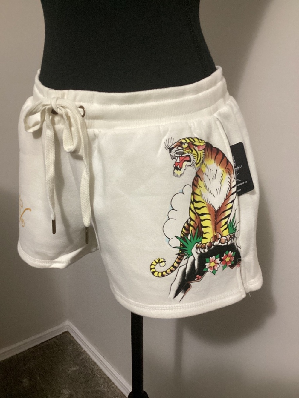 ED Hardy Women’s Tiger Mountain graphic Fleece Shorts Ivory  XL 2 Y2K NWT